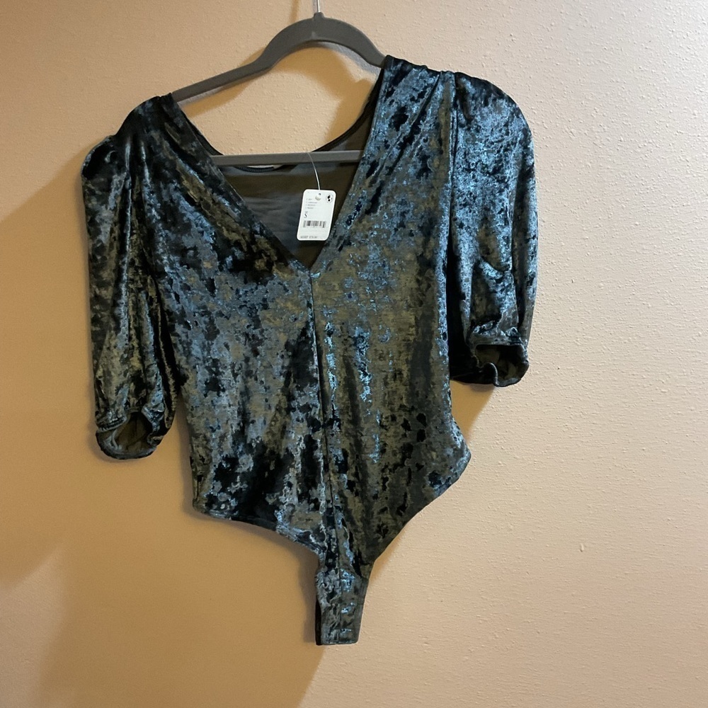 Beautiful bodysuit never worn tags still attached size small​​​